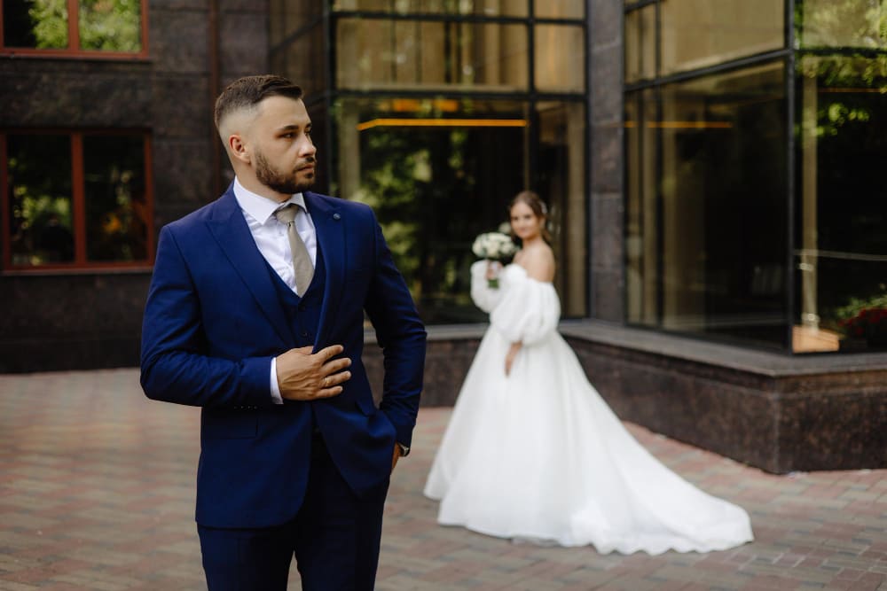 Costume du marié : tendances et harmonies avec la robe de la mariée